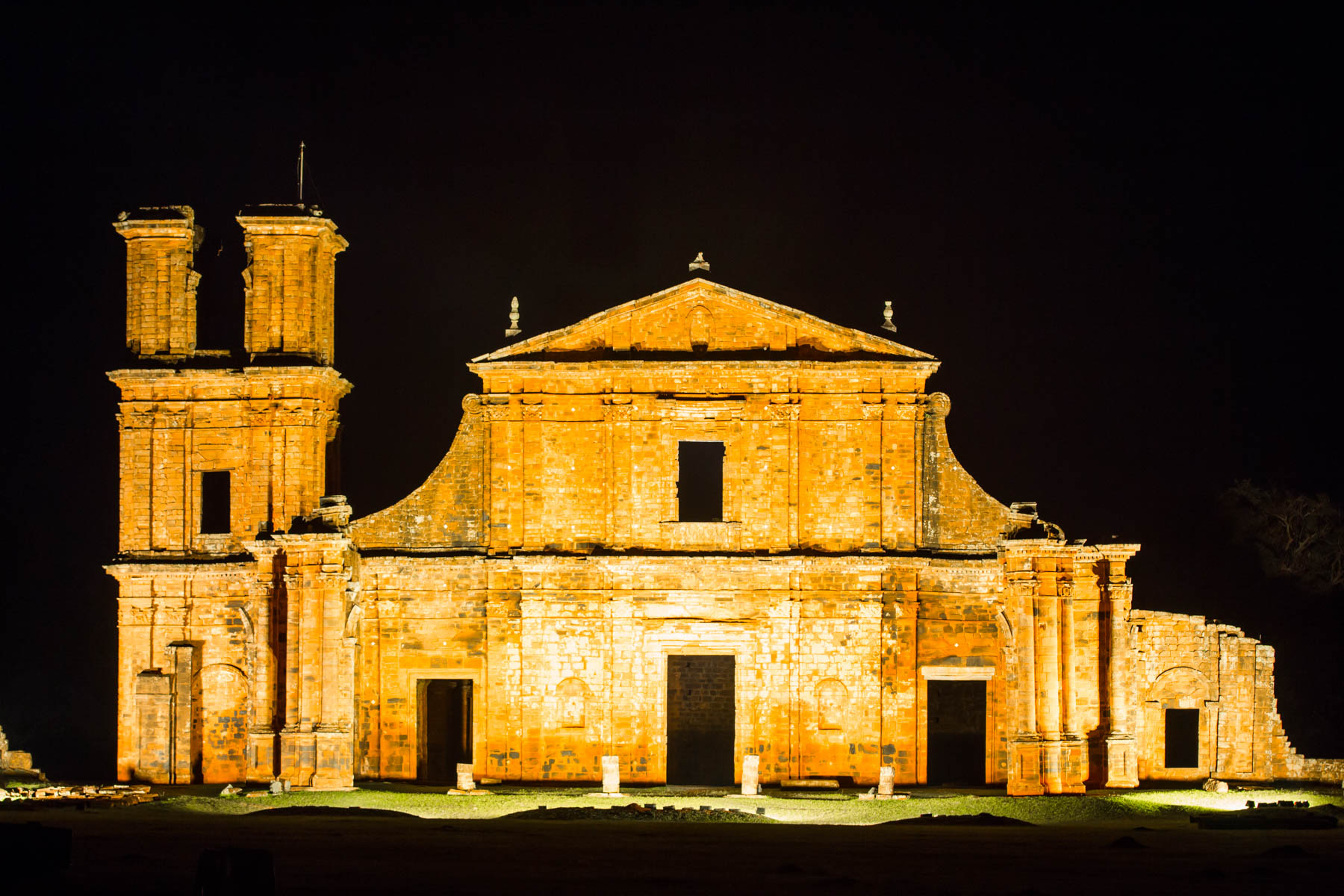 Ensemble architectural très complet des ruines d’une église d’inspiration baroque éclairée dans la noirceur.