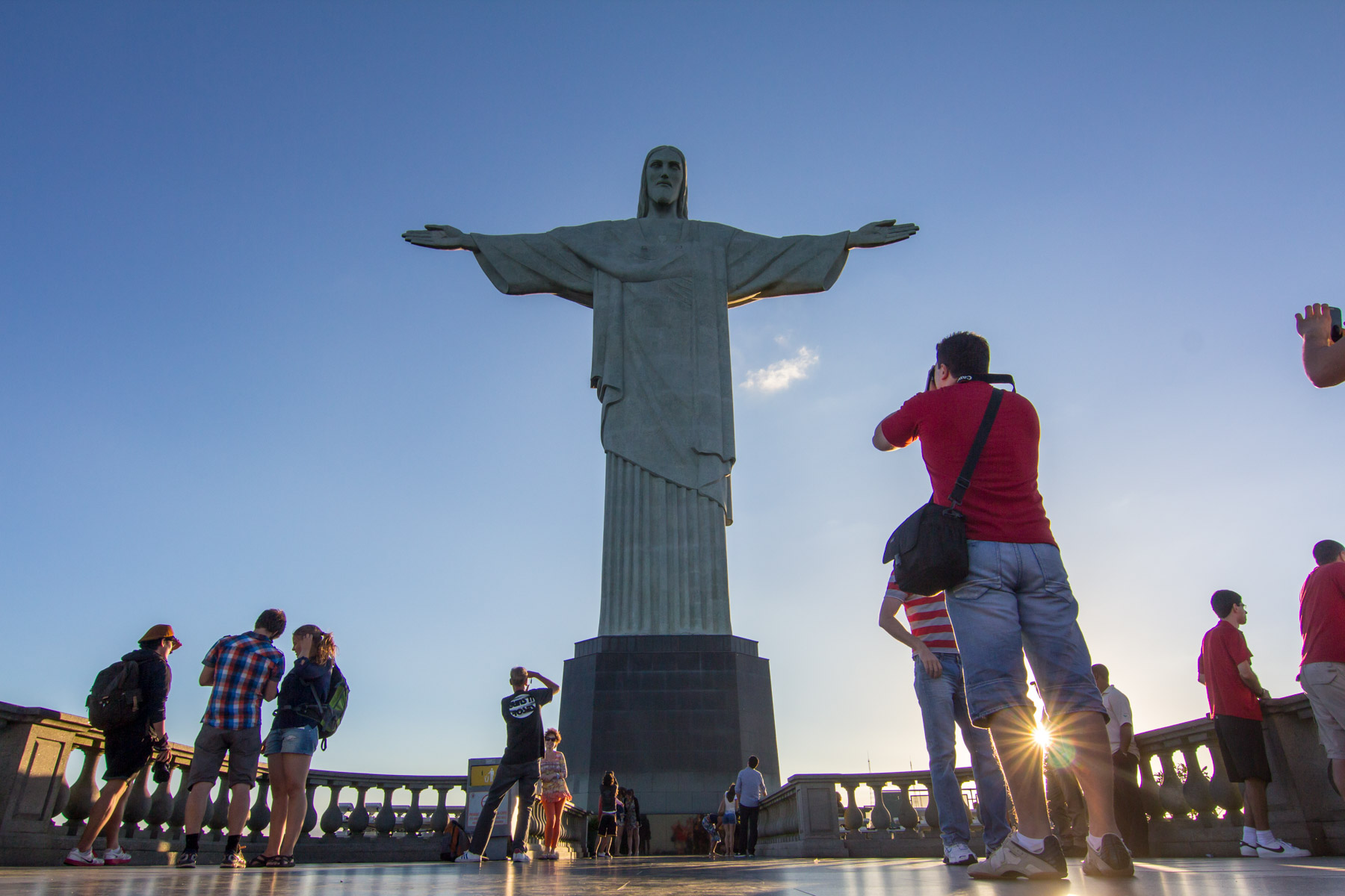 Groupe de personnes aux pieds d’une statue du Christ de 40 mètres de hauteur et fabriquée en béton.