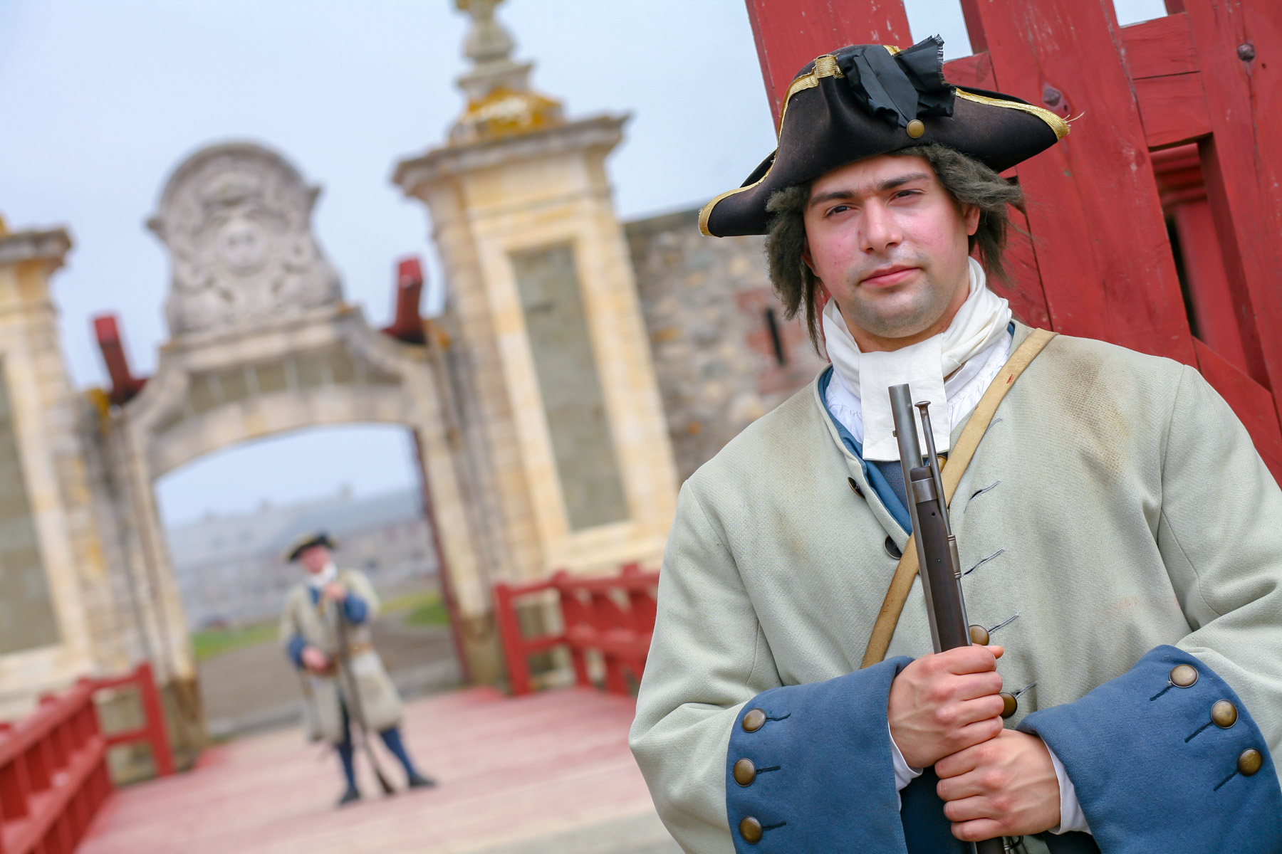 Deux soldats français en uniforme d’époque gardent l’entrée du site historique.
