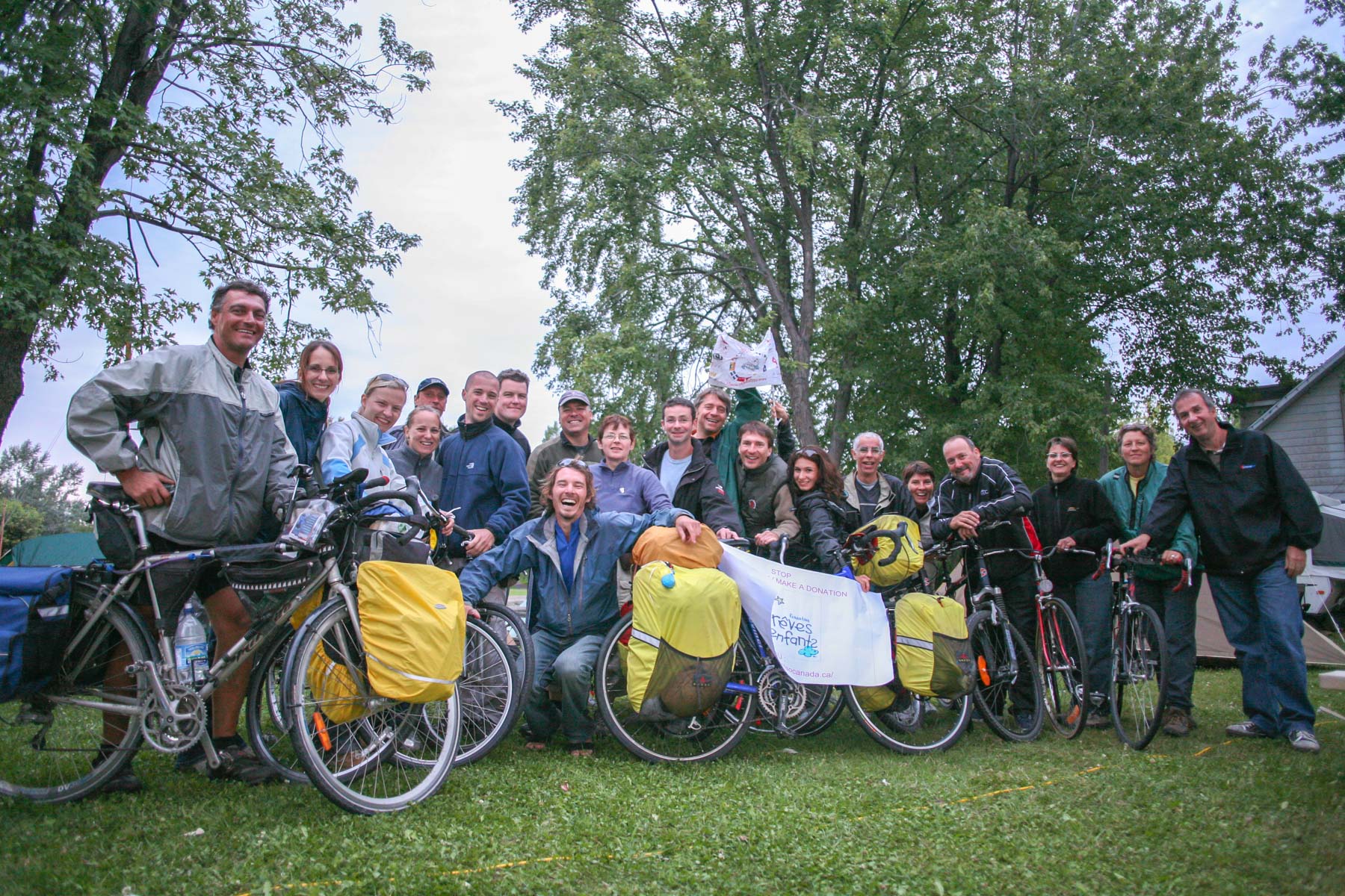 Une vingtaine de personnes, pose pour la photographie avec quelques vélos.