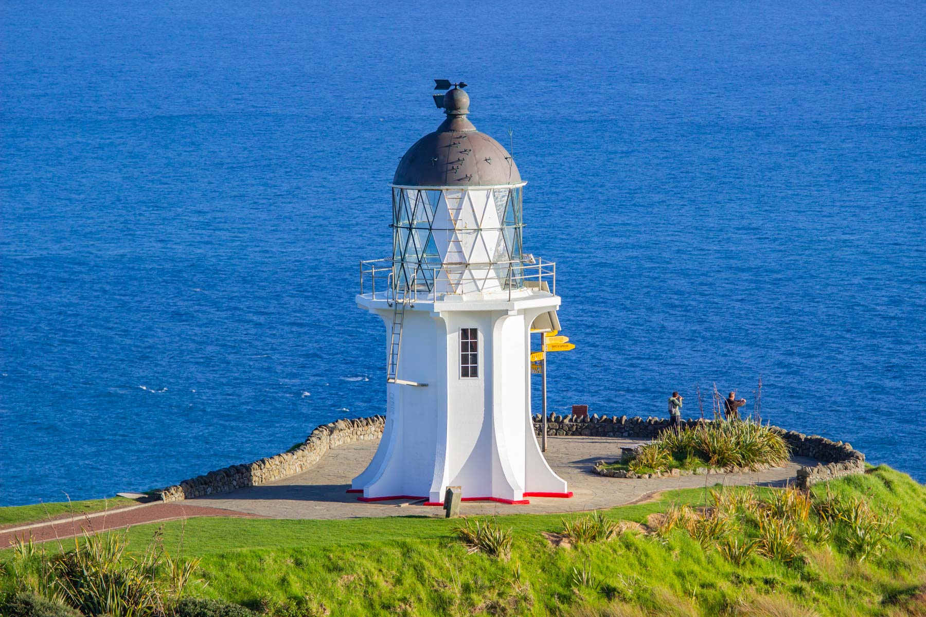 D’une dizaine de mètres de haut, un phare blanc se dresse devant l’immensité bleue de l’océan Pacifique.