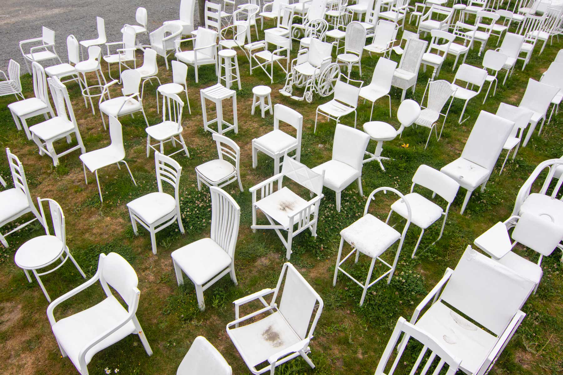 Point de vue en hauteur sur 185 chaises blanches disposées les unes à côté des autres.
