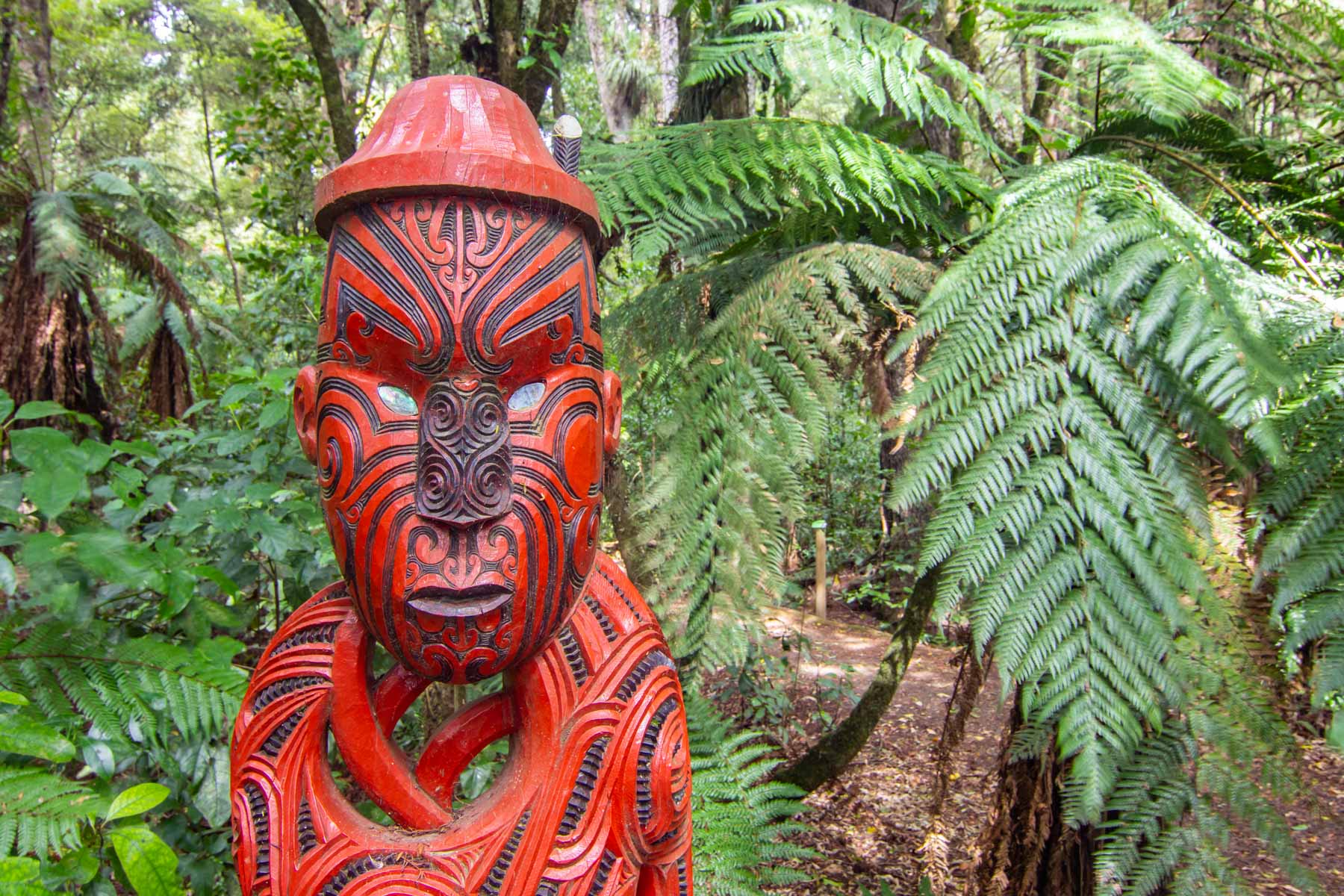 Une statue en bois peinte en rouge symbolise l’importance de cette terre sacrée pour les Māoris.