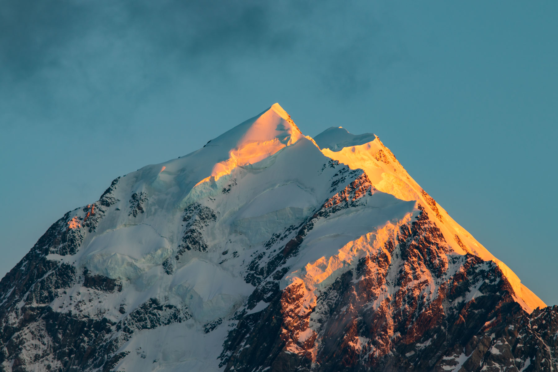 Lever de soleil et détails d’une haute montagne avec ses neiges éternelles et des glaciers.